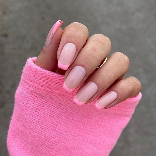 Carré, ballerine ou stiletto : comparer trois formes de faux ongles sans les confondre avec la longueur